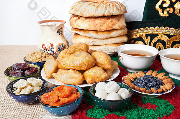 哈萨克斯坦国家食物表格国家他茶白色背景