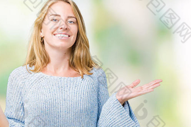 美丽的年轻的女人穿蓝色的毛衣孤立的背景微笑显示手开放手掌展示广告比较