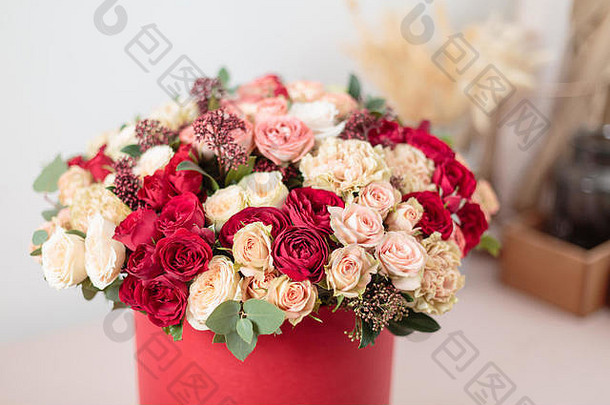 美丽的奢侈品花束混合花红色的盒子工作花店花商店壁纸