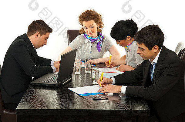 忙业务人办公室坐着椅子会议表格写作论文