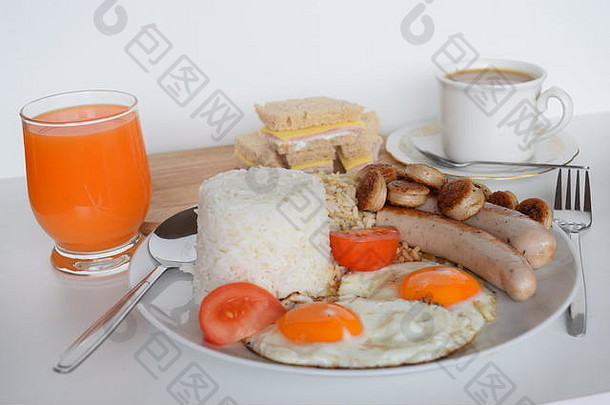 新鲜煮熟的早餐蛋培根香肠西红柿大米莱蒂的瞬态房屋碧瑶一个弗里施配制早餐用斑点
