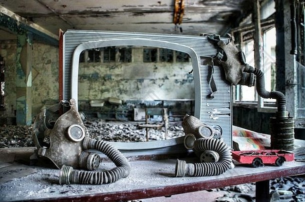 前苏联时期气体面具挂饱经风霜的屏幕被遗弃的建筑普里皮亚<strong>季</strong>乌克兰网站切尔诺贝利核事故核desaster