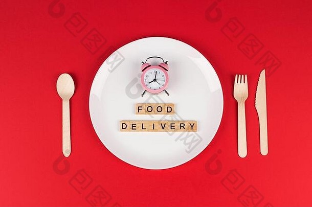 白色板粉红色的报警时钟木餐具集单词食物交付明亮的勃艮第红色的背景Copyspace有创意的食物交付