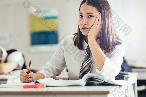 十几岁的女孩统一的坐着桌子上教室思考女学生思<strong>考研</strong>究教室