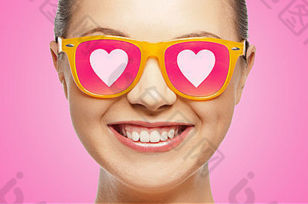 微笑十几岁的女孩粉红色的太阳镜
