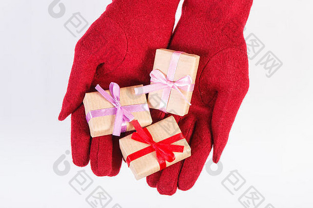 手女人红色的羊毛手套包装礼物圣诞节情人节<strong>生日</strong>庆祝活动白色背景