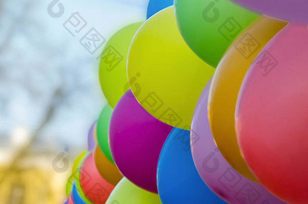 色彩斑斓的五彩缤纷的充气球飞空气背景tblue天空节日五彩缤纷的气球蓝色的天空关闭