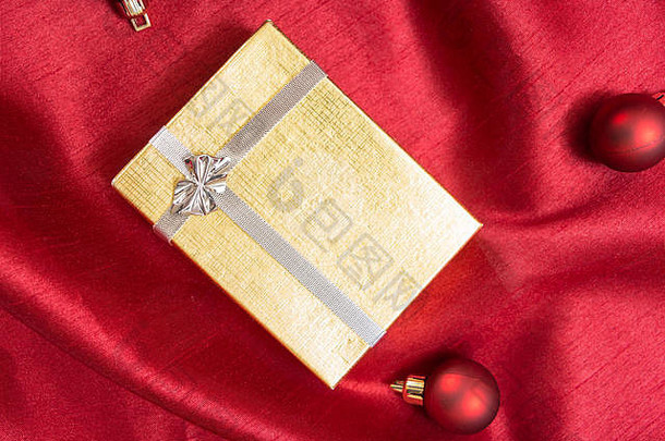 金礼物盒子弓红色的波浪缎织物圣诞节球