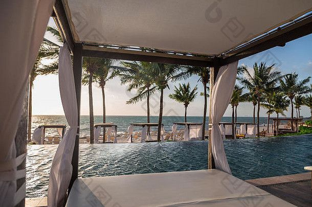 私人床休息室区域高结束墨西哥度假胜地俯瞰海洋日出