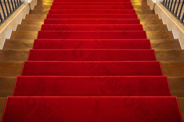 红色的地毯奢侈品木楼梯覆盖红色的地毯背景的角度来看视图