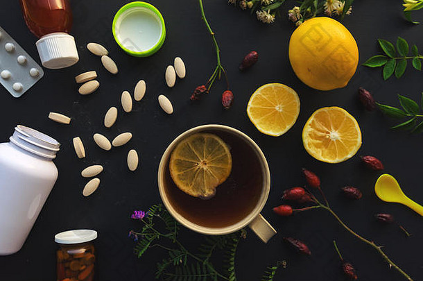 Herbal传统的医学概念杯茶柠檬水果药片药物