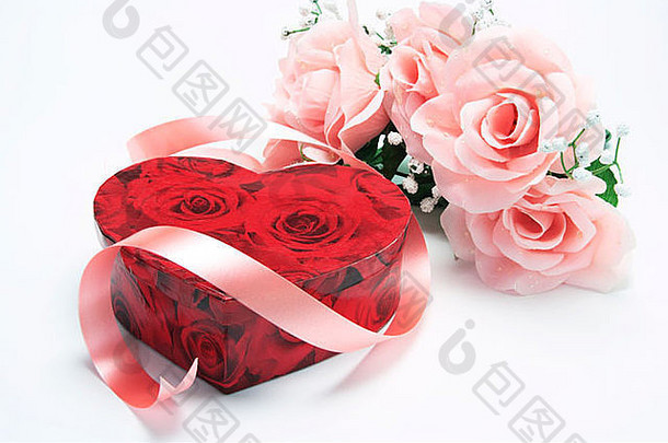 红色的玫瑰心形的礼物盒子