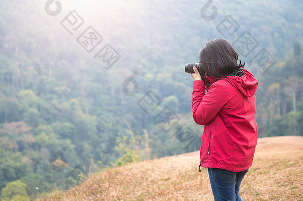 年轻的女人摄影师<strong>森林图片</strong>旅行概念
