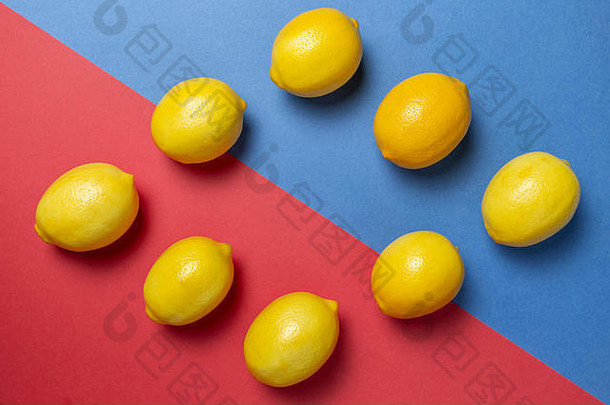 柠檬Bicolor红色的蓝色的背景平躺柑橘类几何概念