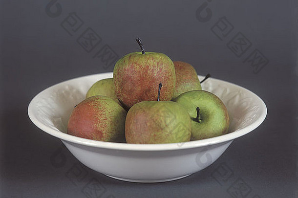 作物苹果简单的白色水果碗黑暗背景