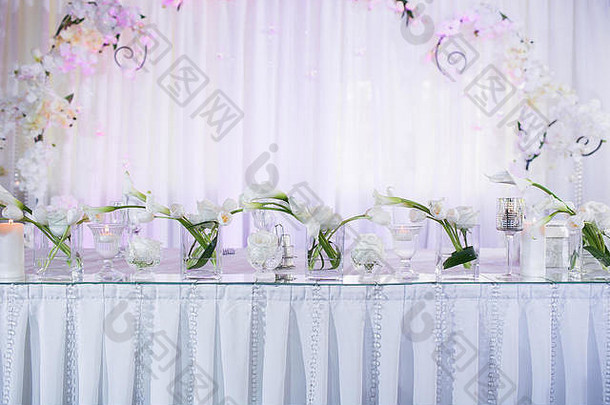 美丽的餐厅室内表格装饰婚礼花婚礼表格装饰白色马蹄莲百合郁金香