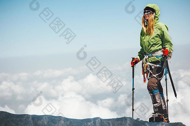 女人旅行者攀爬山云旅行生活方式冒险概念活跃的假期户外<strong>登山</strong>体育运动成功