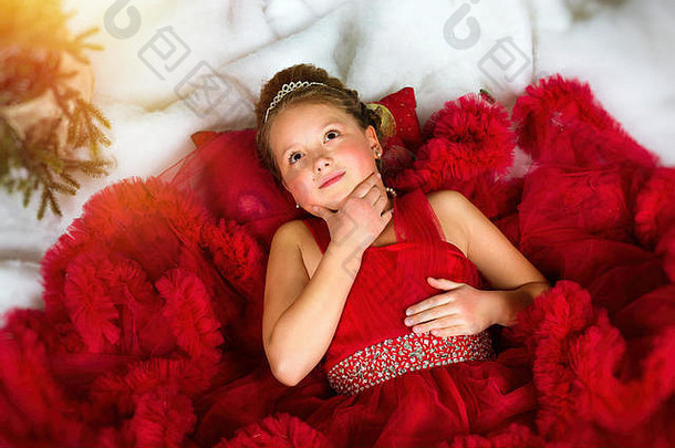 冬天公主珍贵的皇冠红色的衣服谎言人工雪欢迎一年圣诞节