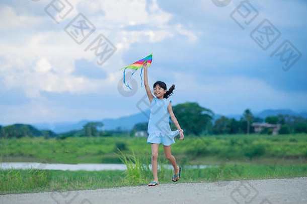 亚洲孩子女孩风筝运行快乐草地夏天自然