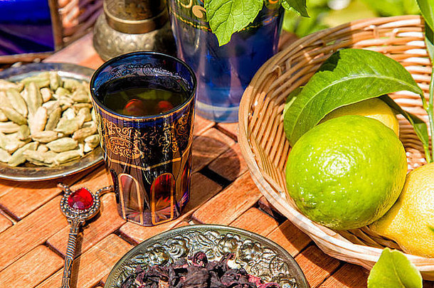 阿拉伯语薄荷茶传统的让人耳目一新喝
