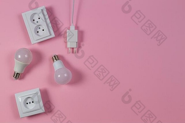 白色电权力套接字权力插头光灯灯泡光粉红色的背景前视图