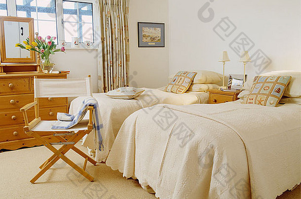 白色导演的椅子双胞胎床奶油被子床后沿海卧室奶油地毯
