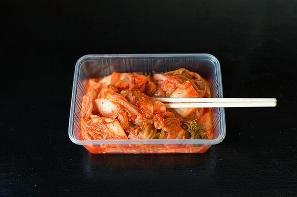 传统的朝鲜文食物泡菜服务塑料容器筷子水平拍摄黑色的背景
