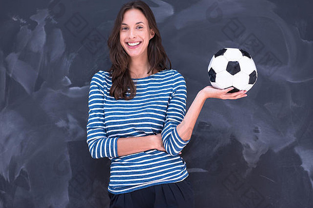 肖像年轻的女人持有足球球前面粉笔画董事会