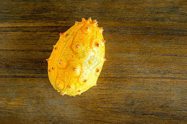 黄色的kiwano瓜孤立的木表格查看