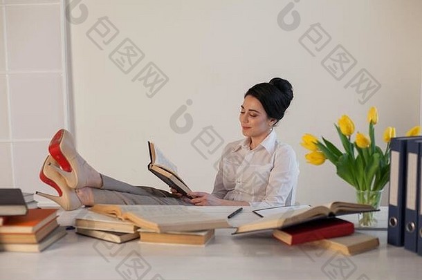 女人业务西装读取书办公室