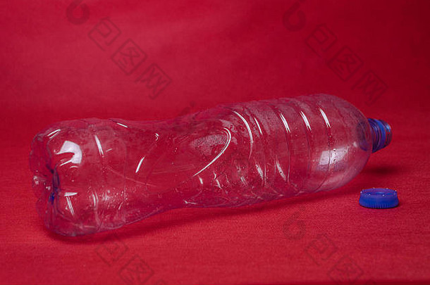 塑料<strong>透明</strong>的空瓶说谎红色的背景空间文本概念环境污染塑料垃圾旅行