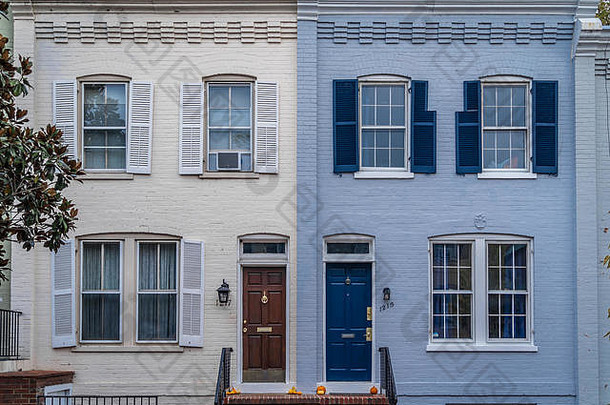 真正的房<strong>地产</strong>高档奢侈品历史联排别墅外观殖民格鲁吉亚风格对称的<strong>双</strong>锅窗户黑暗百叶窗黄色的灰色的蓝色的油漆