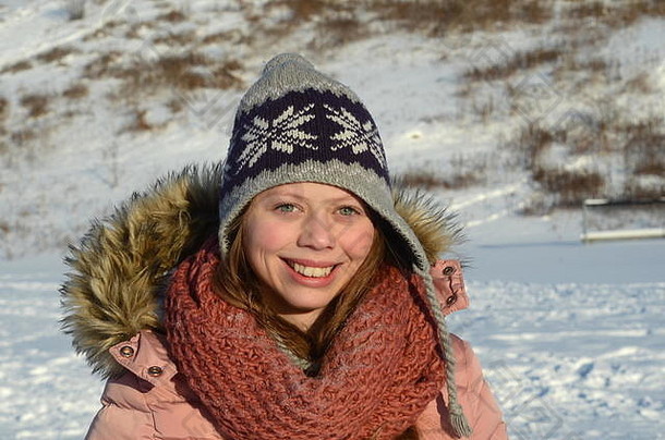 肖像美丽的微笑高加索人十几岁的女孩雪冬天背景冷冬天加拿大年轻的女东部欧洲起源