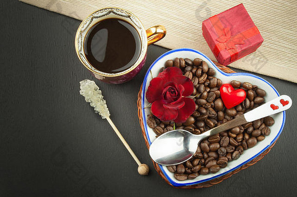 浪漫的咖啡婚姻建议咖啡豆子黄金环早餐情人宣言爱情人节一天