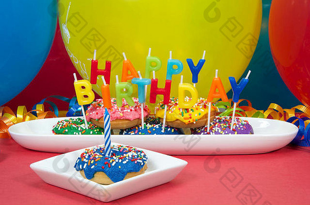 微型甜甜圈蛋糕生日聚会，派对多色甜甜圈白色板快乐生日蜡烛蓝色的磨砂甜甜圈蛋糕板