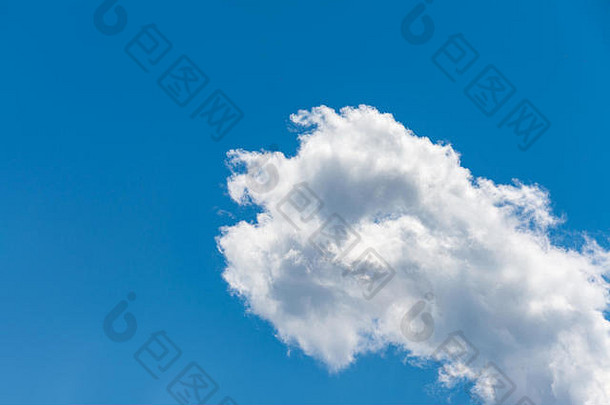 Cloudscape毛茸茸的云阳光明媚的一天春天