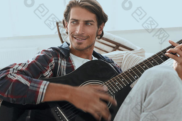 现代的家伙吉他坐着沙发生活房间