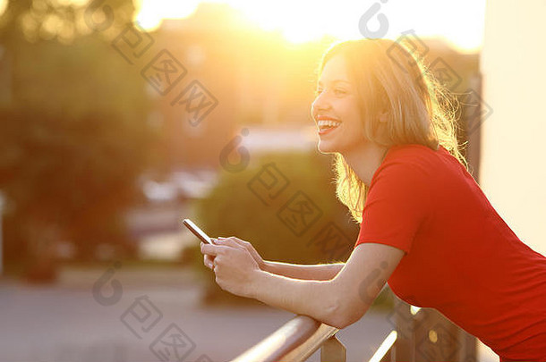 一边视图肖像快乐女孩思考持有聪明的电话房子酒店阳台日落