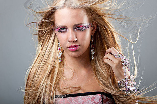 美丽的年轻的金发碧眼的女人专业头发化妆工作室肖像