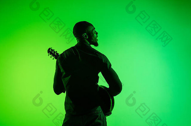 年轻的非裔美国人<strong>音乐</strong>家玩吉他明星梯度green-yellow背景概念<strong>音乐</strong>爱好节日露天快乐的有吸引力的的家伙即兴创作唱歌首歌