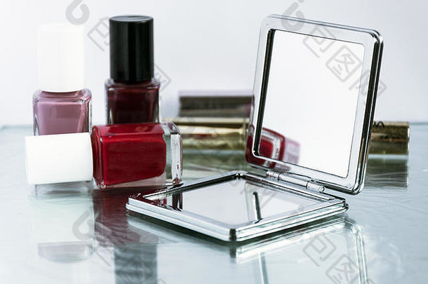 美作文化妆概念女化妆品玻璃表格背景