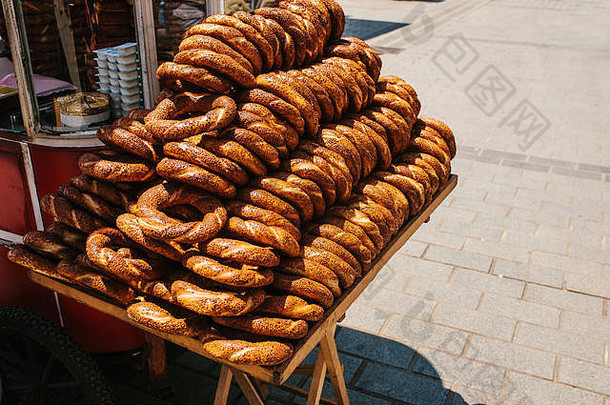 特写镜头出售传统的土耳其百吉饼被称为simit国家土耳其食物街食物