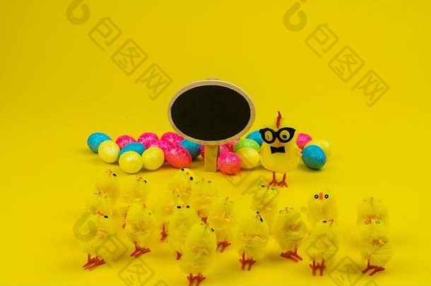 快乐埃斯特孵化鸡黄色的背景眼镜巢黄色的背景的地方登记
