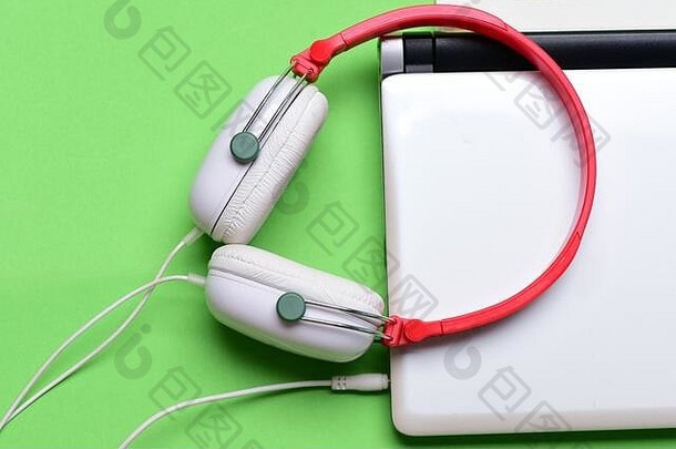 电子产品孤立的光绿色背景音乐数字设备概念耳机银移动PC声音记录的想法耳机红色的白色颜色使塑料电脑