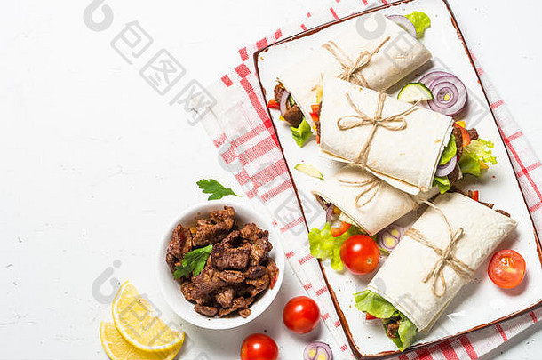 墨西哥卷饼玉米粉圆饼包装牛肉蔬菜白色木表格传统的拉丁美国食物前视图复制空间