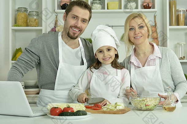 肖像快乐家庭烹饪厨房