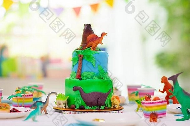 孩子们生日聚会，派对恐龙主题层蛋糕孩子们事件装饰恐龙主题庆祝活动