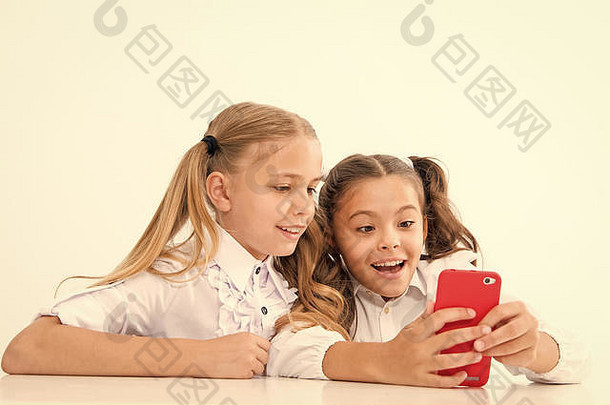 现代生活概念孩子们女孩研究智能<strong>手机积分</strong>部分现代生活女孩细胞电话