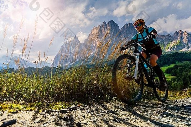 骑自行车户外冒险白云石山脉骑自行车女人白云石山脉景观女人骑自行车mtb复古小道跟踪户外体育运动活动