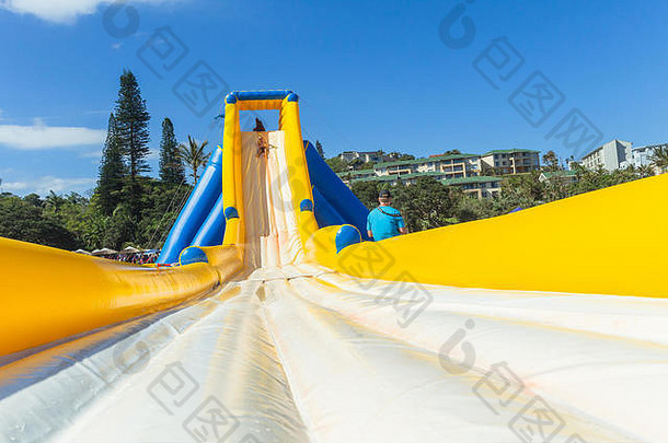 海滩夏天假期娱乐兴奋游乐设施高水幻灯片黄色的蓝色的空气膨胀的结构